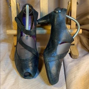 TSUBO weathered leather 2”heel peeptoe adjustable